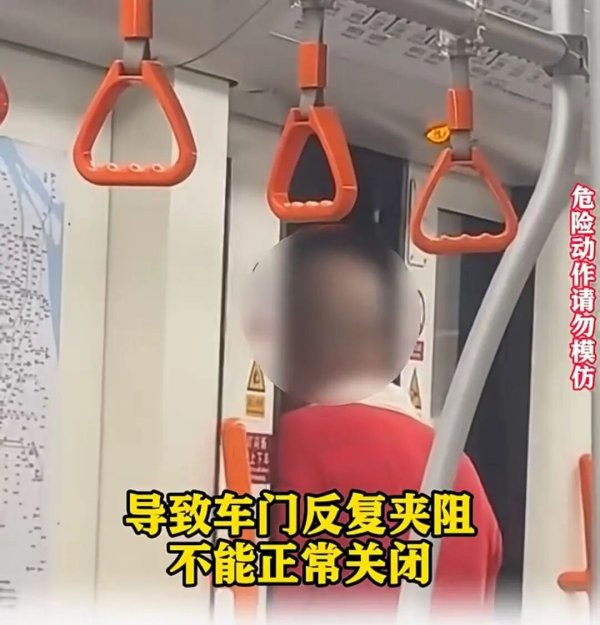 股票king 事发上海地铁！男子阻碍车门关闭，致列车延误，网友：地铁也有错
